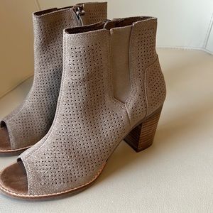 (TOMS) Ladies Suede booties full zippers Size 7.5 used ones